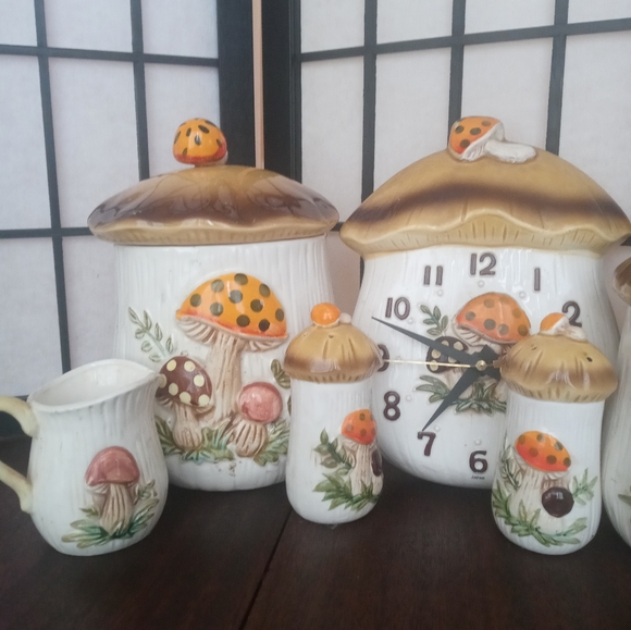 Vintage Sears Roebuck Merry Mushroom Canister Set W/ Napkin, Shakers and More! - Picture 4 of 8